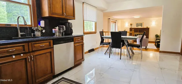 $449,900 | 16 Warwick Way, Niskayuna, NY 12309