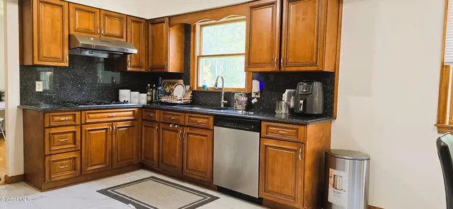 $449,900 | 16 Warwick Way, Niskayuna, NY 12309