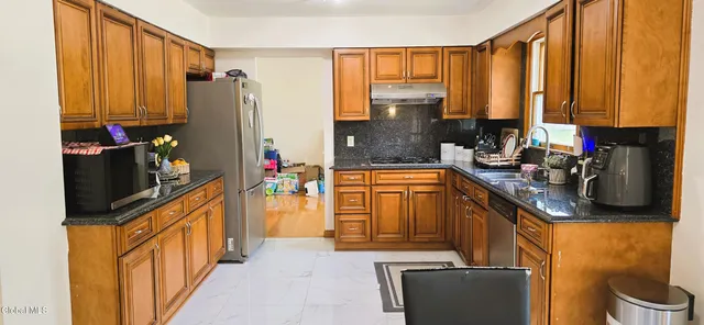 $449,900 | 16 Warwick Way, Niskayuna, NY 12309