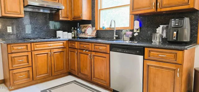 $449,900 | 16 Warwick Way, Niskayuna, NY 12309