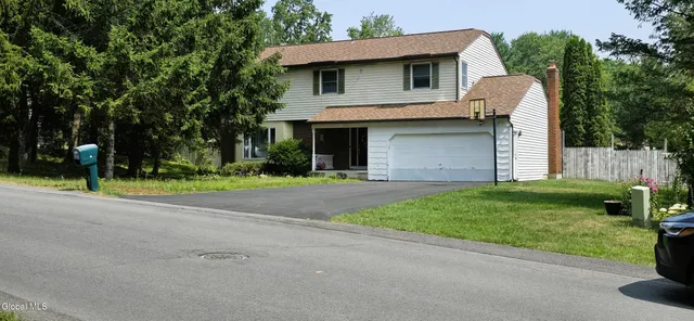 $449,900 | 16 Warwick Way, Niskayuna, NY 12309