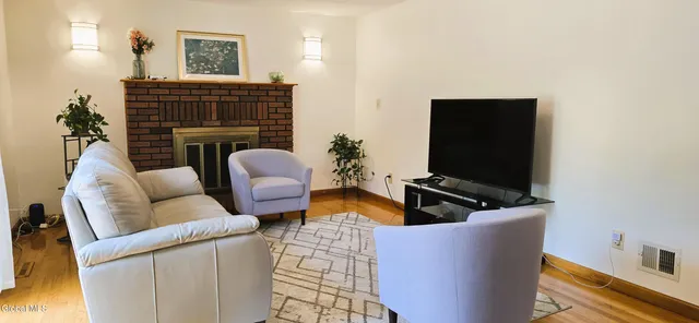 $449,900 | 16 Warwick Way, Niskayuna, NY 12309