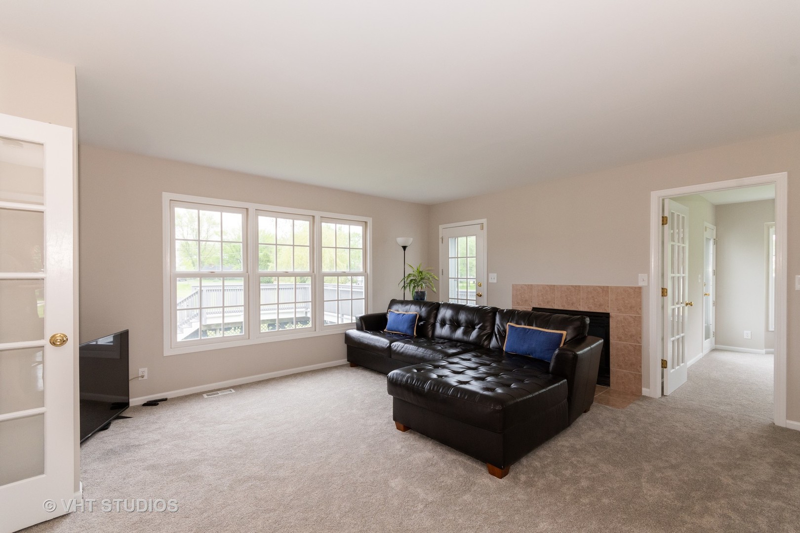41W910 Verhaeghe Road St. Charles, IL 60175 - Photo 7 of 18 a living room with furniture and a window