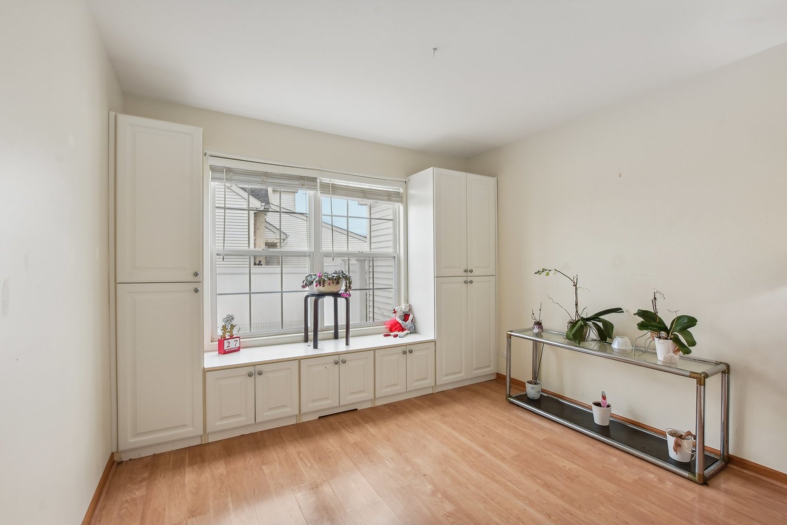 1608 Prairieview Boulevard Bolingbrook, IL 60490 - Photo 18 of 55 a living room with furniture and a book shelf