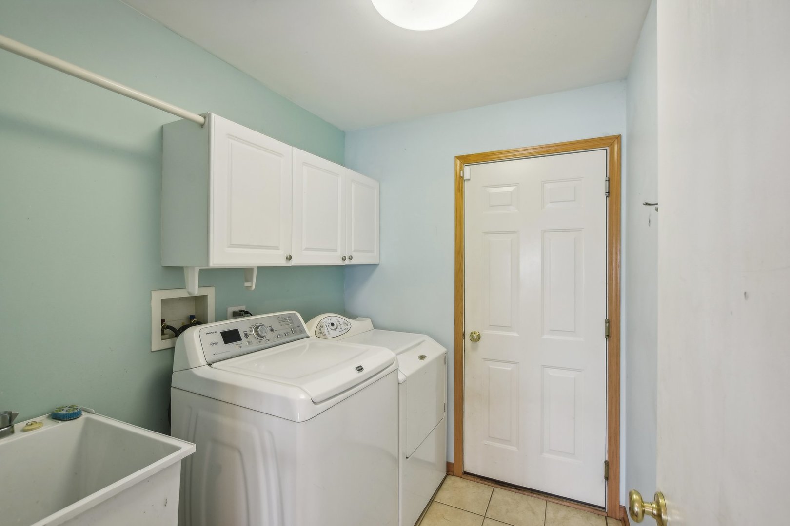 1608 Prairieview Boulevard Bolingbrook, IL 60490 - Photo 20 of 55 a utility room with dryer and washer