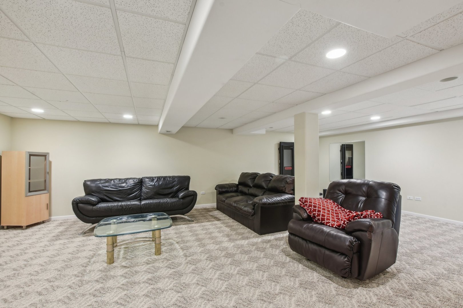 1608 Prairieview Boulevard Bolingbrook, IL 60490 - Photo 37 of 55 a living room with furniture and a couch