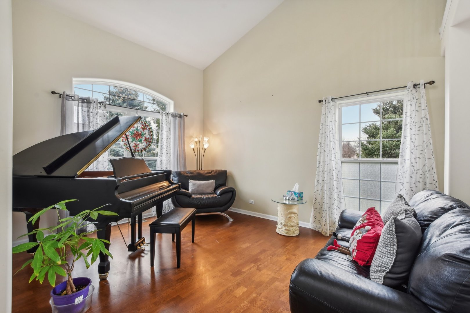 1608 Prairieview Boulevard Bolingbrook, IL 60490 - Photo 6 of 55 a living room with furniture and wooden floor