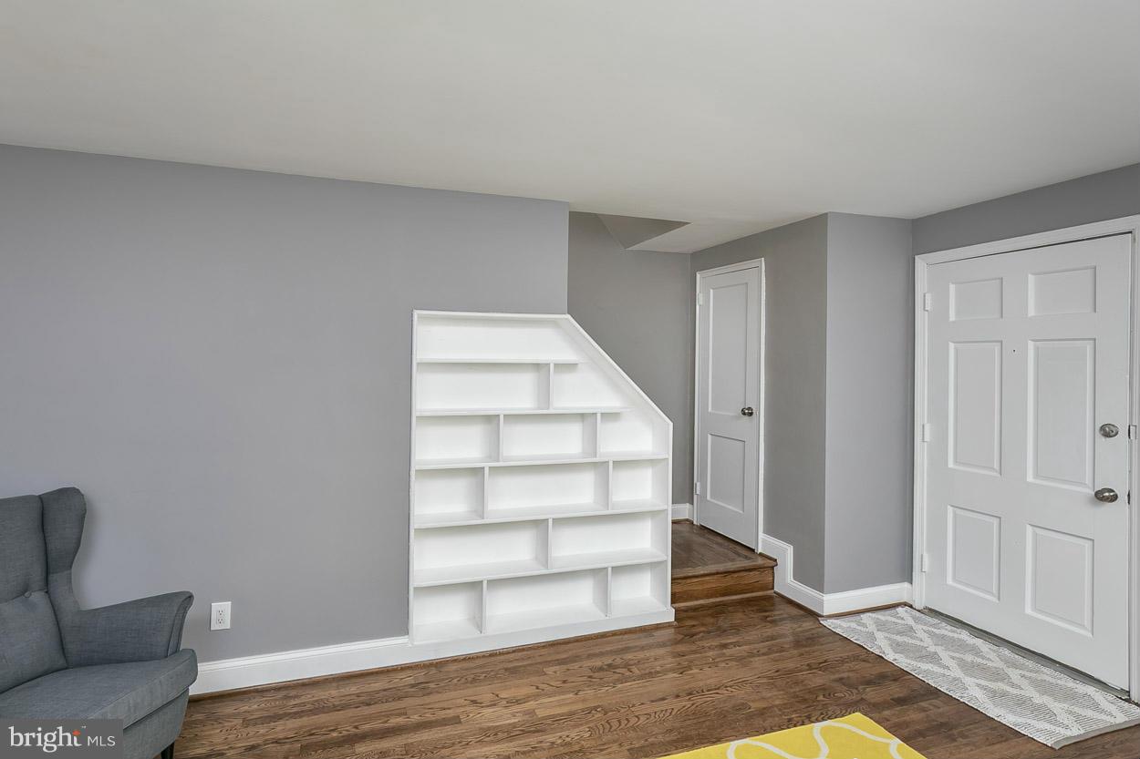 1018 Stamford Road Baltimore, MD 21229 - Photo 13 of 30 Living Room