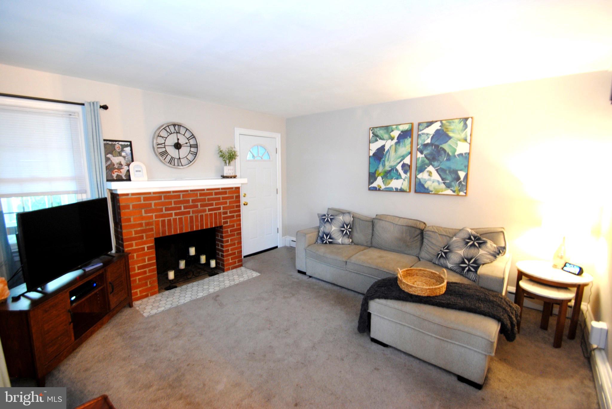 828 Salem Road Burlington, NJ 08016 - Photo 5 of 30 Living Room
