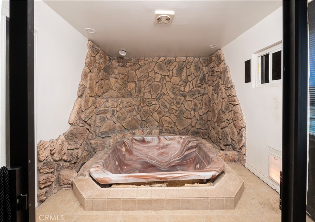 14681 Choco Road Apple Valley, CA 92307 - Photo 32 of 75 Jacuzzi room