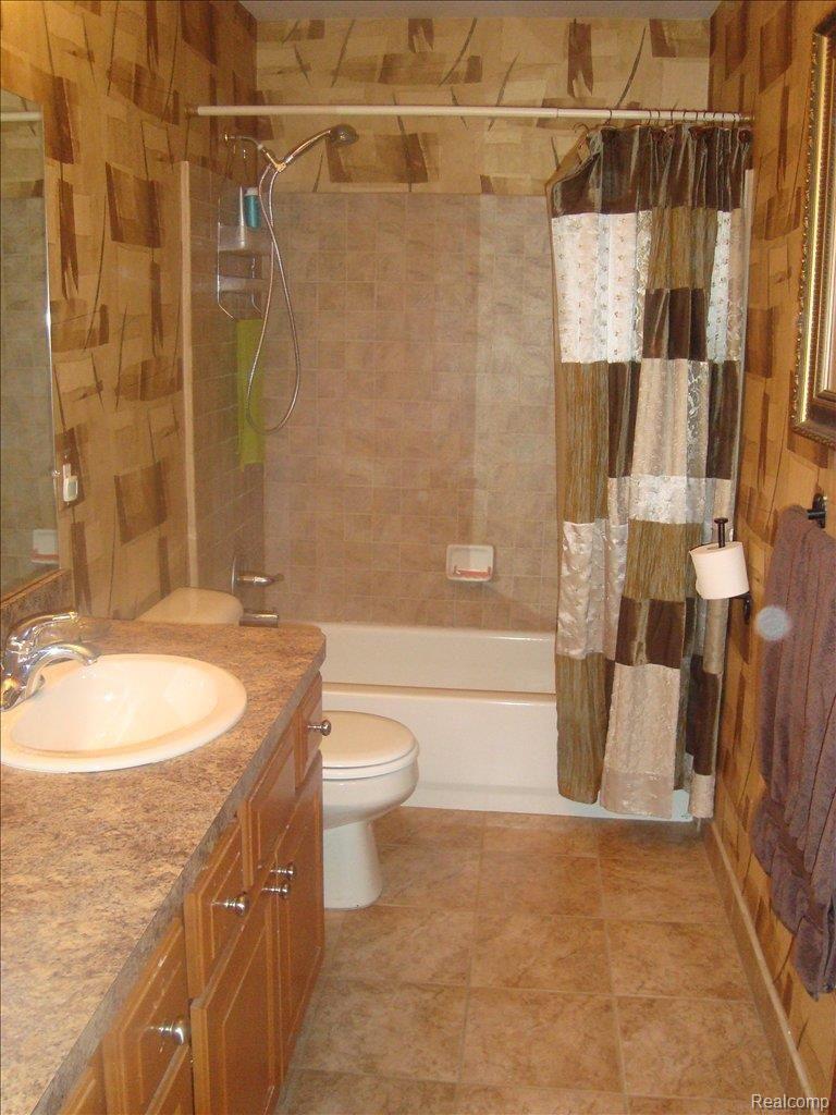 521 Bloomer Ridge Drive Rochester, MI 48307 - Photo 4 of 12 DSC02173