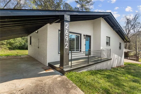 a view of a house with a yard