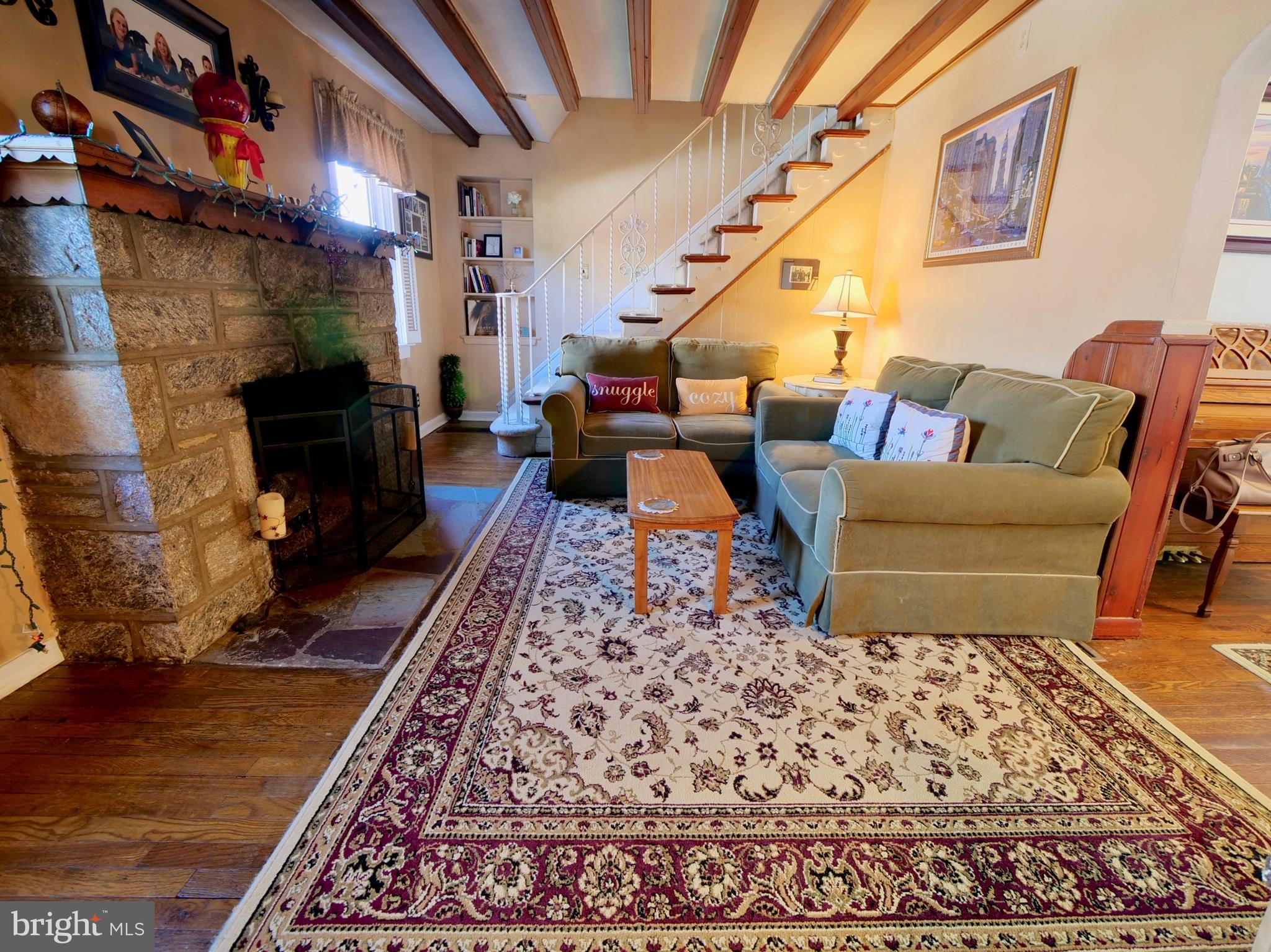 516 Rutledge Avenue Folsom, PA 19033 - Photo 6 of 28 Living Room