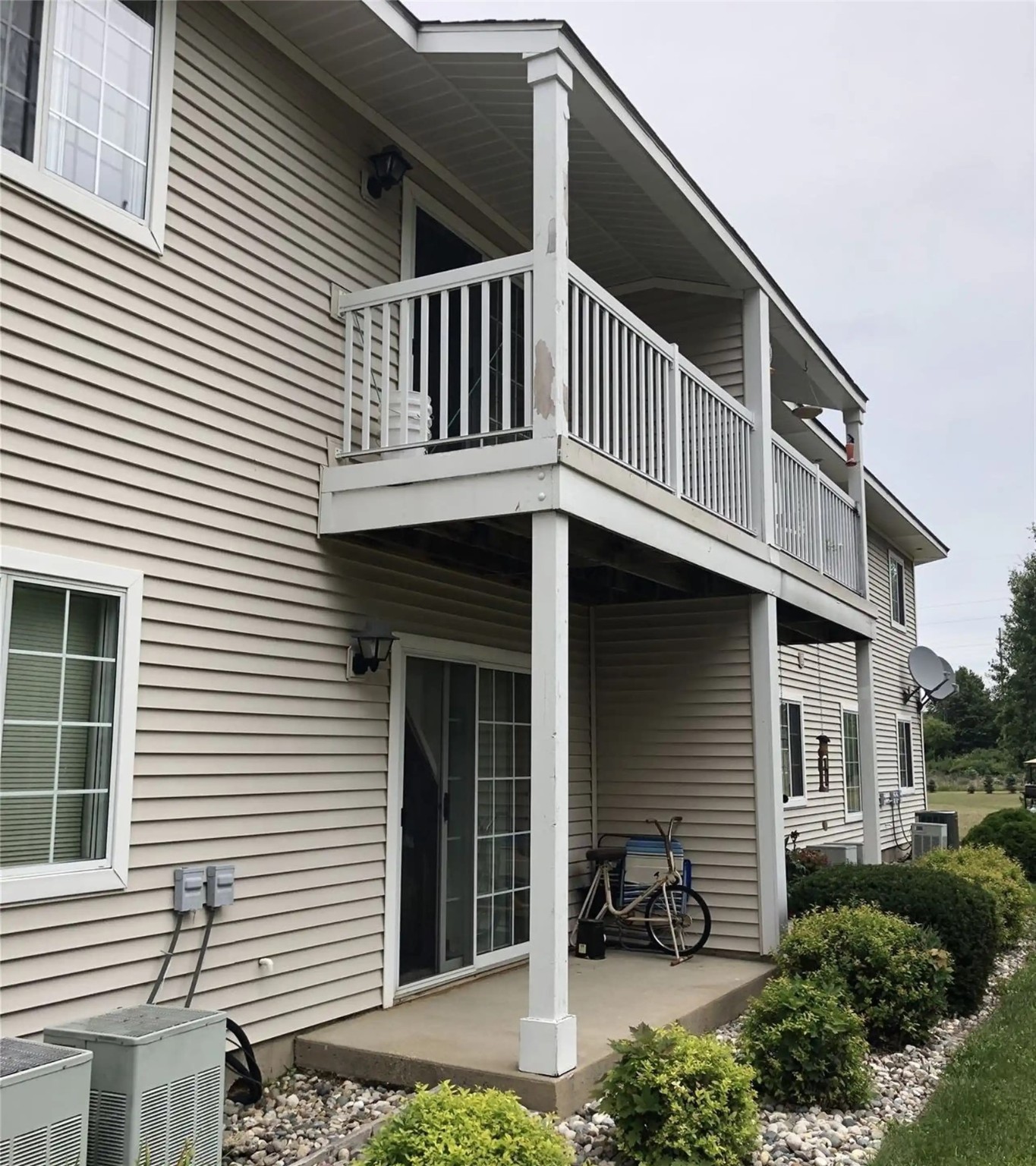 417 Maynard Street Charlotte, MI 48813 - Photo 6 of 7 a balcony view with a outdoor space