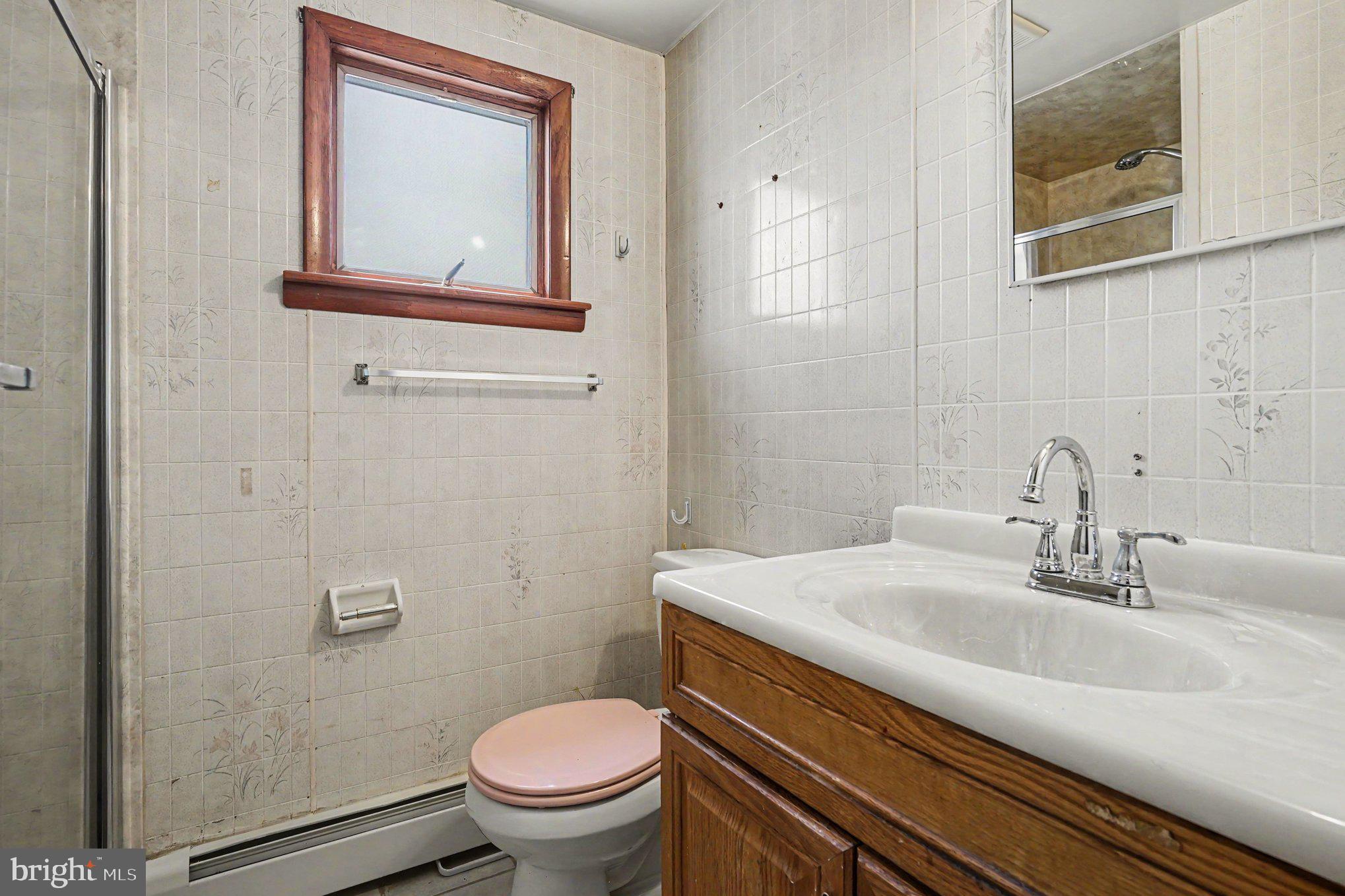524 Highgate Road Norristown, PA 19403 - Photo 17 of 28 primary bathroom
