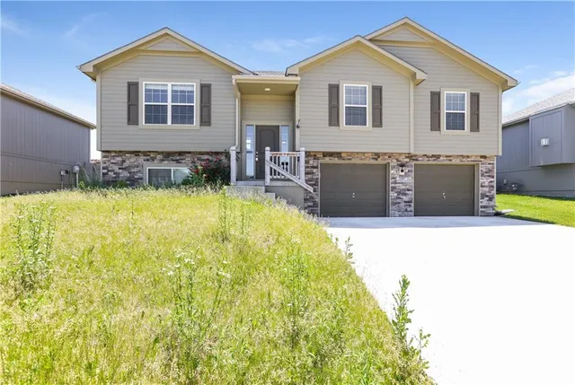 $2,405 | 1405 Northwest High View Drive, Grain Valley, MO 64029