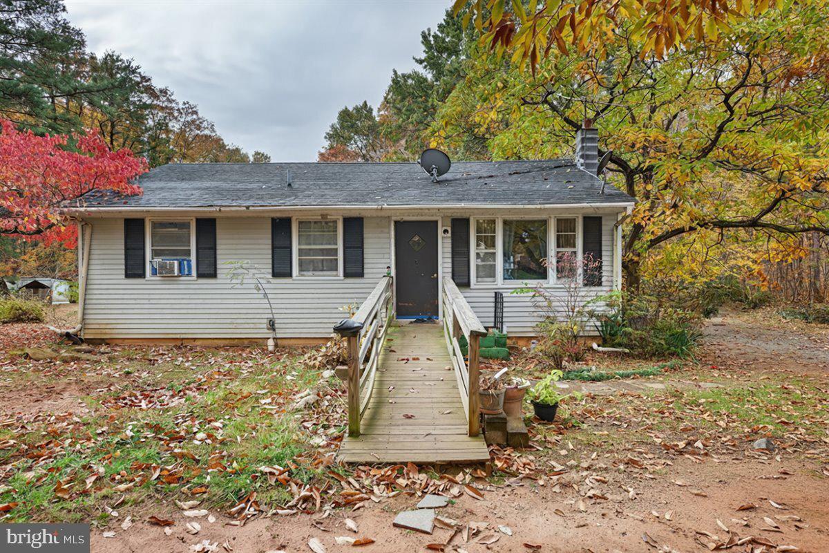 185 Smith Road Mineral, VA 23117 - Photo 2 of 26 front view of a house with a yard