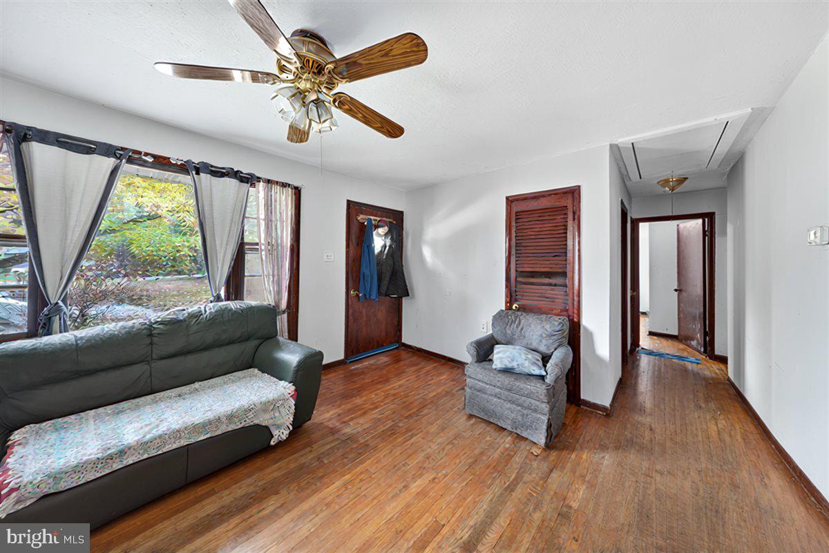 185 Smith Road Mineral, VA 23117 - Photo 3 of 26 a living room with furniture and a large window
