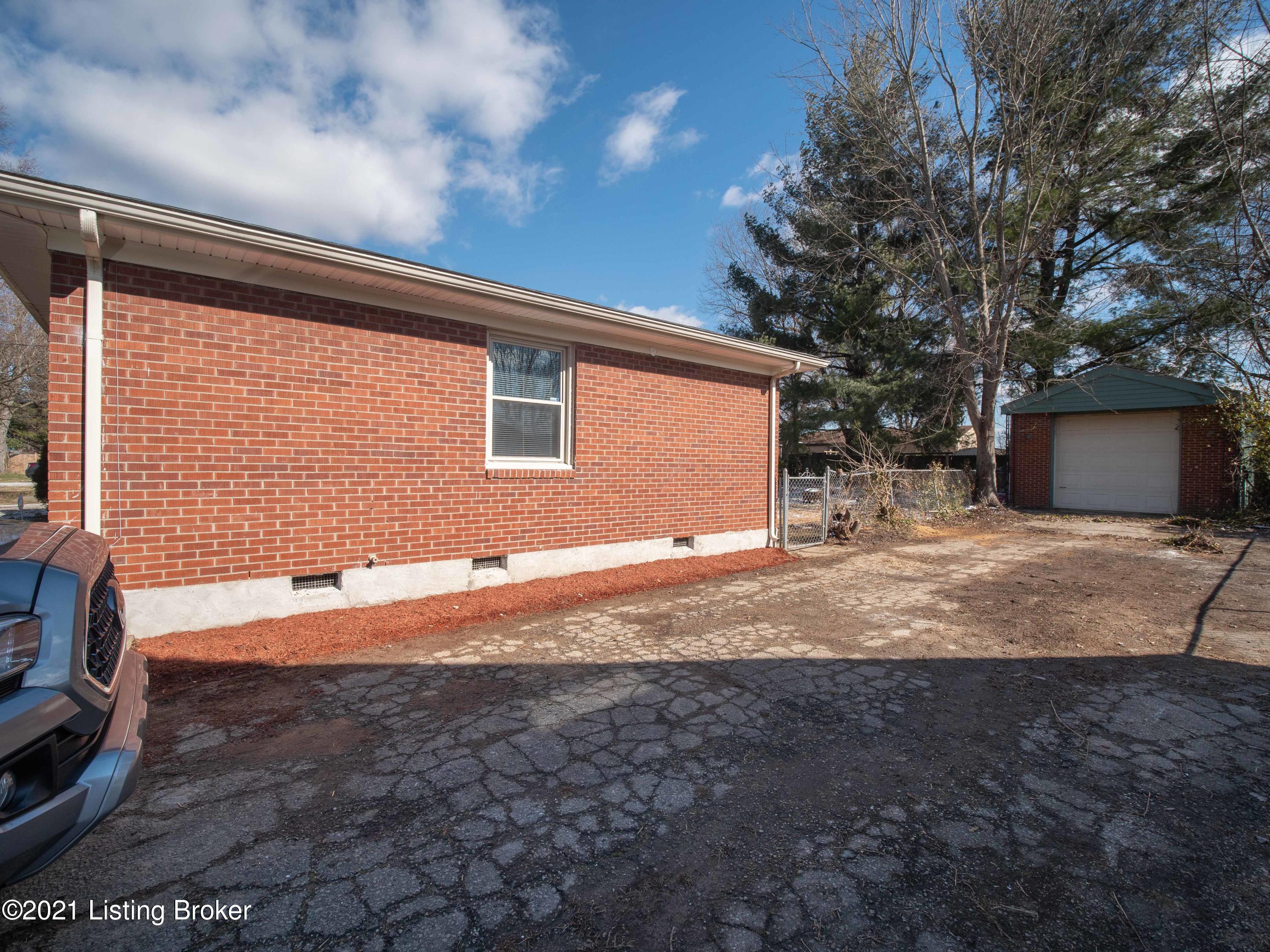 11007 Deering Road Louisville, KY 40272 - Photo 39 of 42 11007 Deering Road (41 of 50)