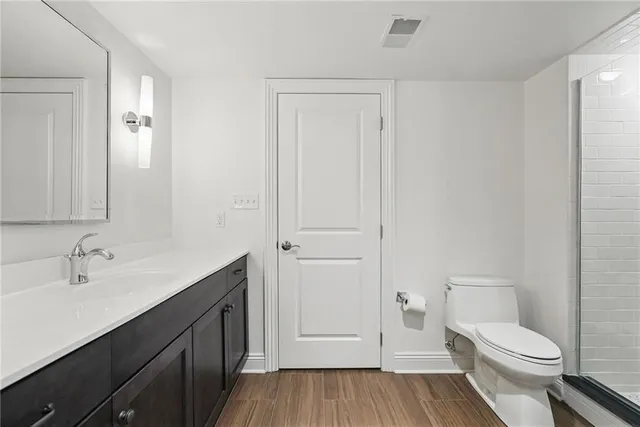 a en suite bathroom with a shower