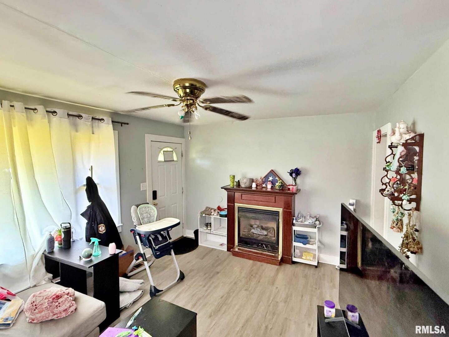 1603 Ferry Street Metropolis, IL 62960 - Photo 13 of 26 a living room with furniture and a wooden floor