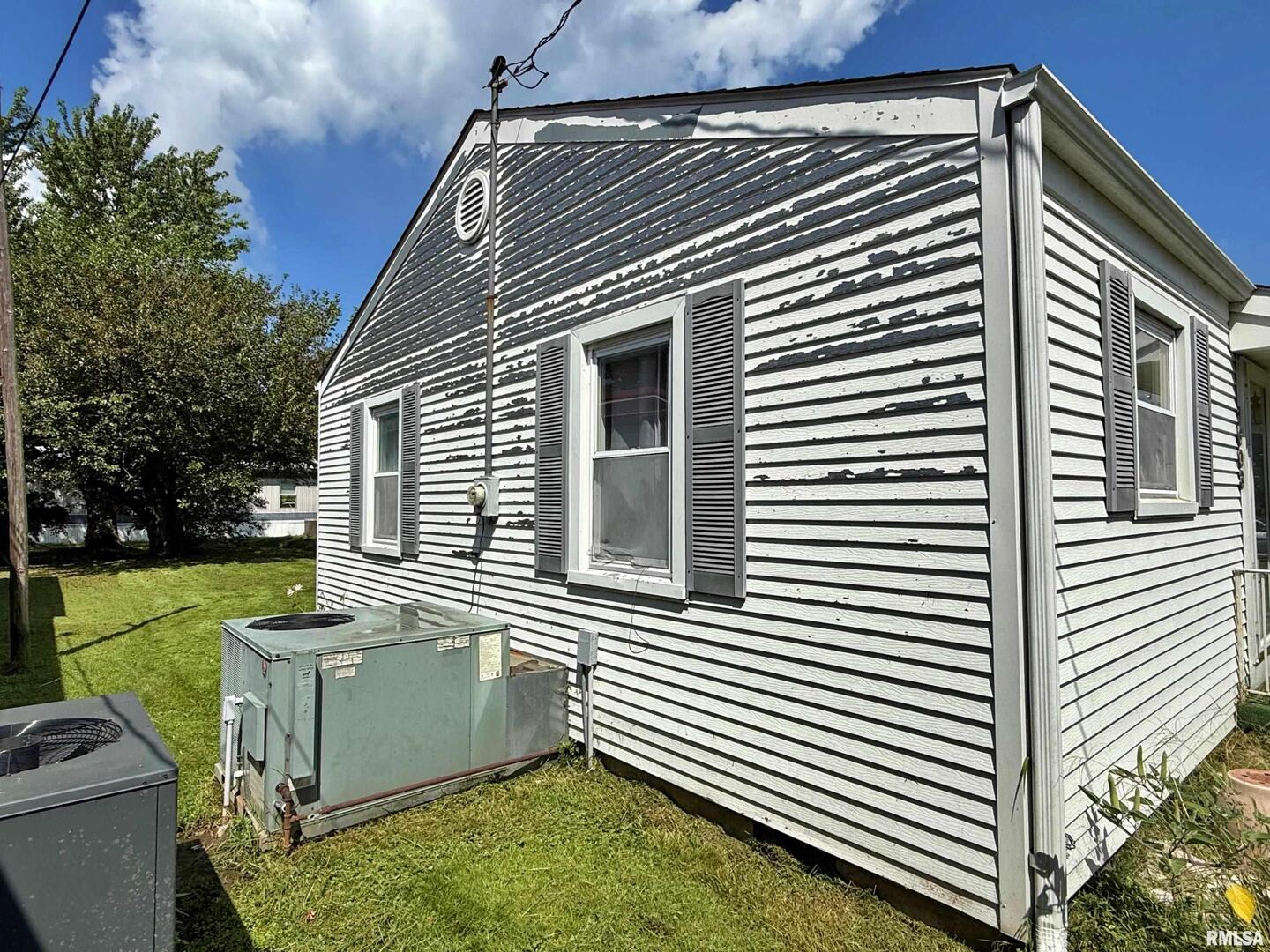 1603 Ferry Street Metropolis, IL 62960 - Photo 4 of 26 a front view of a house with a yard