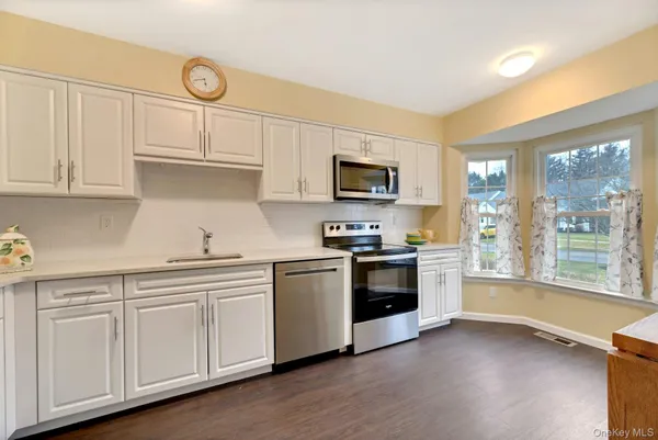 $3,200 | 2555 Youngs Avenue, Unit 14C, Southold, NY 11971