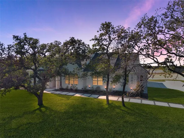 a view of yard with a house in the background
