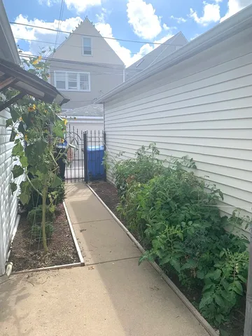 $1,900 | 3013 North Hamlin Avenue, Unit 2, Chicago, IL 60618