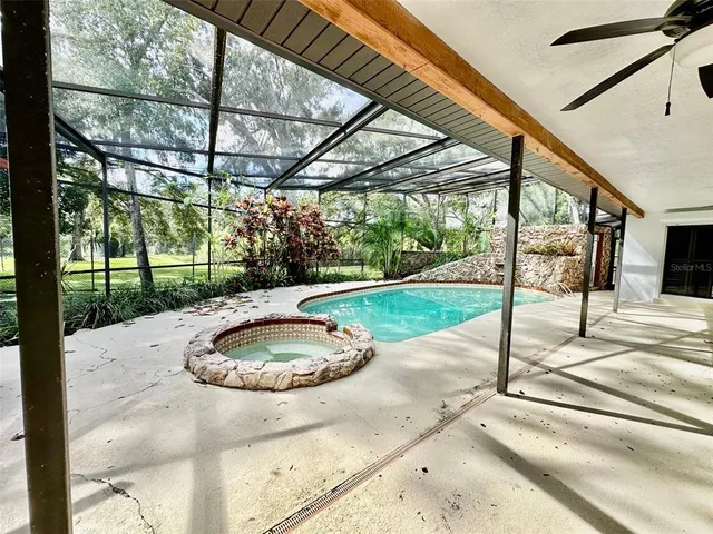 a view of a backyard