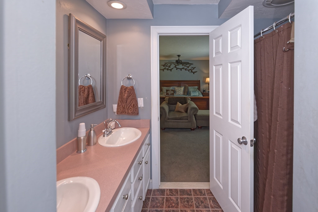 146 Hunter Road Uxbridge, MA 01569 - Photo 24 of 40 Gallery Image 24