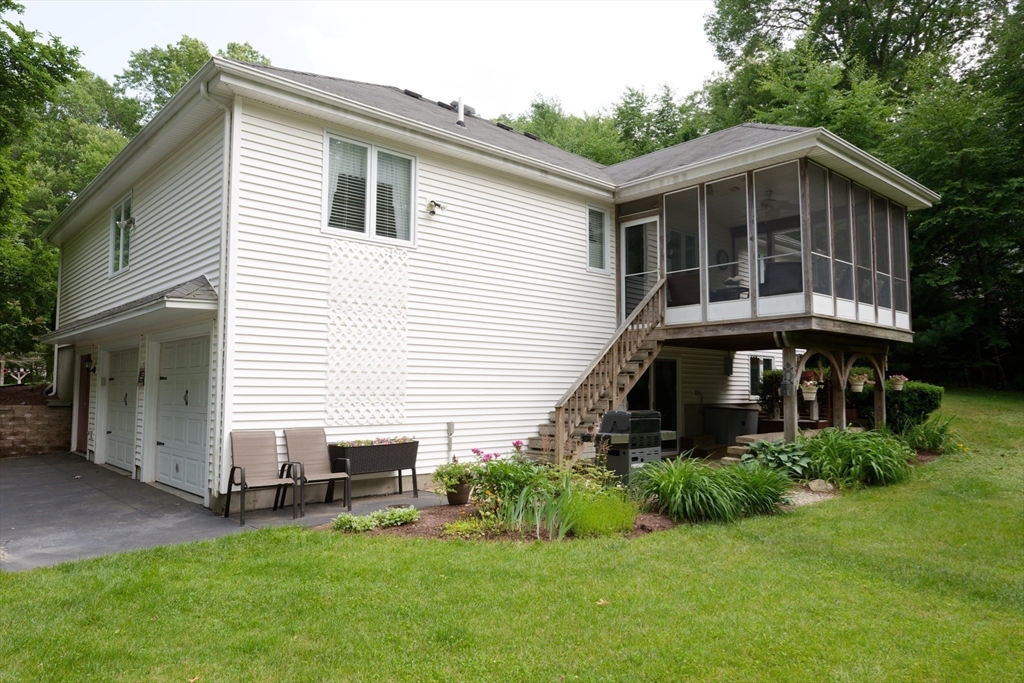 146 Hunter Road Uxbridge, MA 01569 - Photo 5 of 40 Gallery Image 5