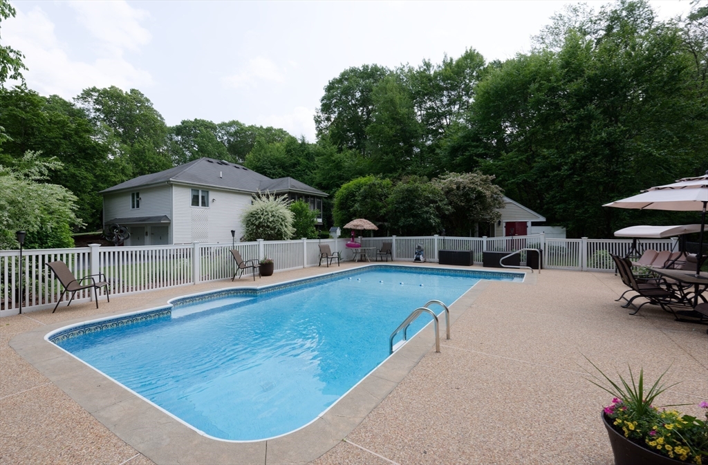 146 Hunter Road Uxbridge, MA 01569 - Photo 7 of 40 Gallery Image 7