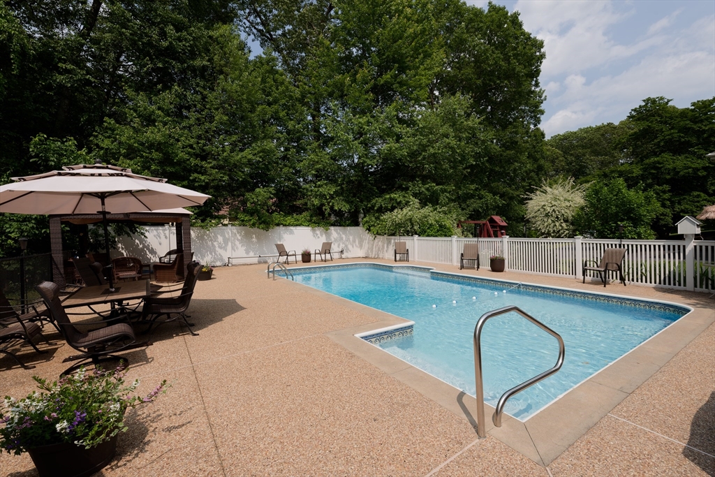 146 Hunter Road Uxbridge, MA 01569 - Photo 9 of 40 Gallery Image 9