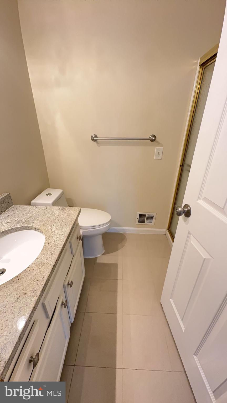 6610 Cypress Point Road Alexandria, VA 22312 - Photo 26 of 27 Full Bath in Room