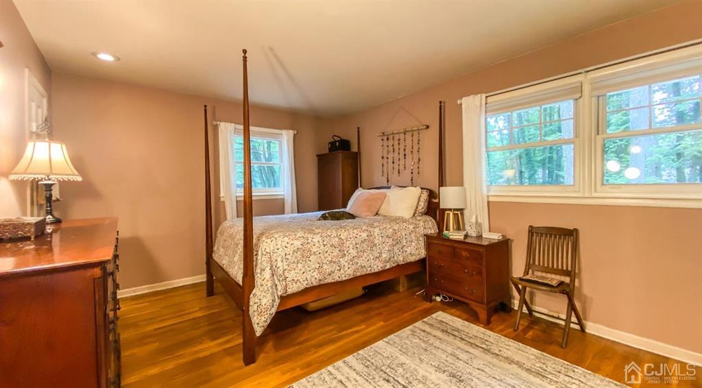 32 Huntington Road Edison, NJ 08820 - Photo 21 of 34 a bedroom with a bed a table and chair with the wooden floor