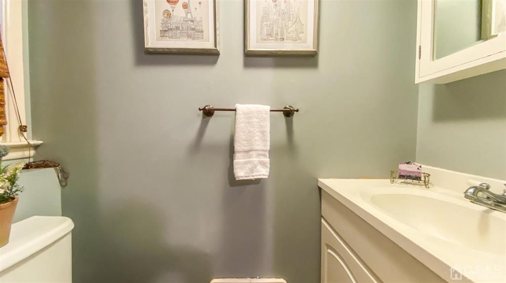 32 Huntington Road Edison, NJ 08820 - Photo 23 of 34 a bathroom with a sink and mirror with window