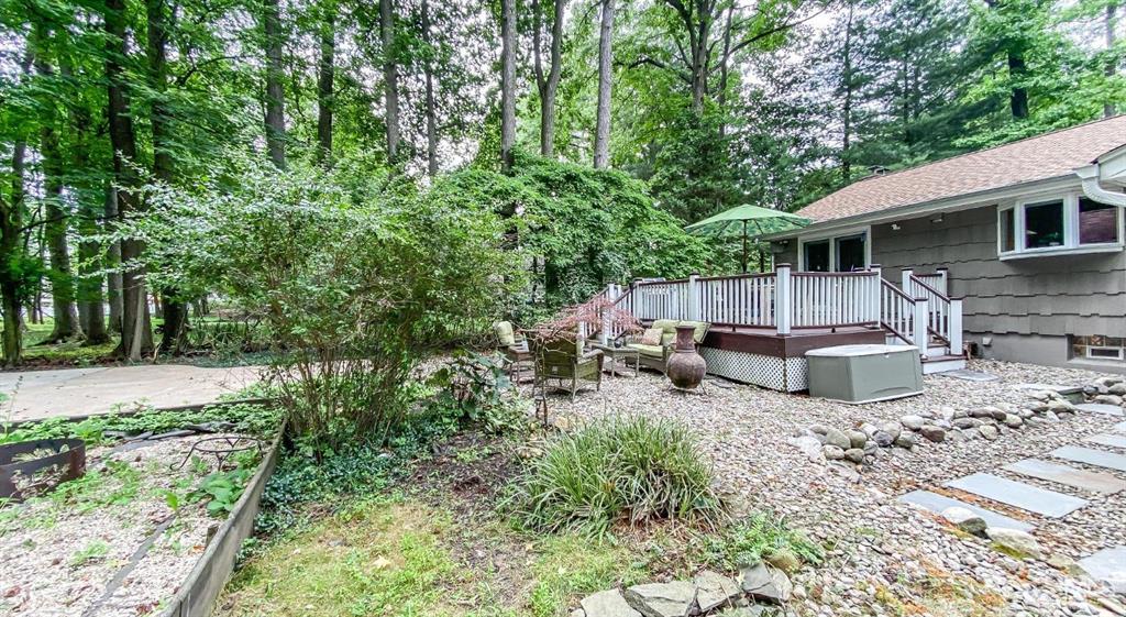 32 Huntington Road Edison, NJ 08820 - Photo 34 of 34 a view of a patio with chairs and plants