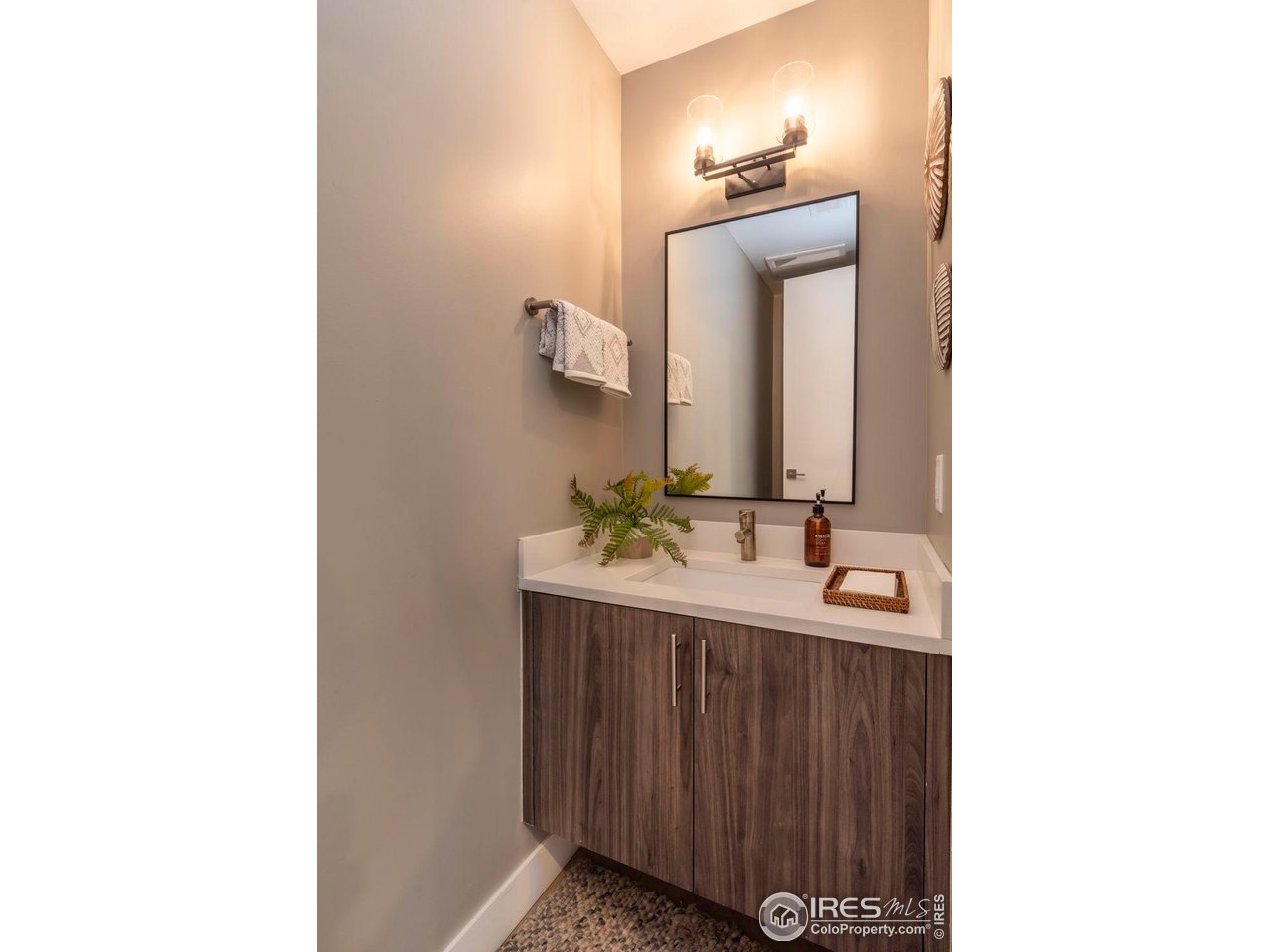 2465 Walnut Street, Unit 7 Boulder, CO 80302 - Photo 10 of 36 Main Floor Powder room