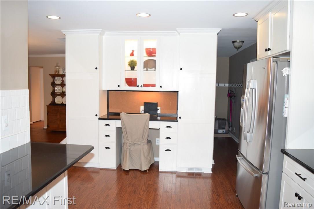 422 Barclay Road Grosse Pointe, MI 48236 - Photo 5 of 43 DSC_1107.JPG - Gorgeous Remodeled Kitchen with Built in Desk and Pantry Cabinets