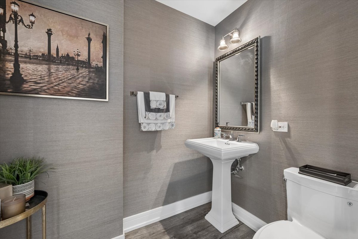 57 East Delaware Place, Unit 1805 Chicago, IL 60611 - Photo 11 of 13