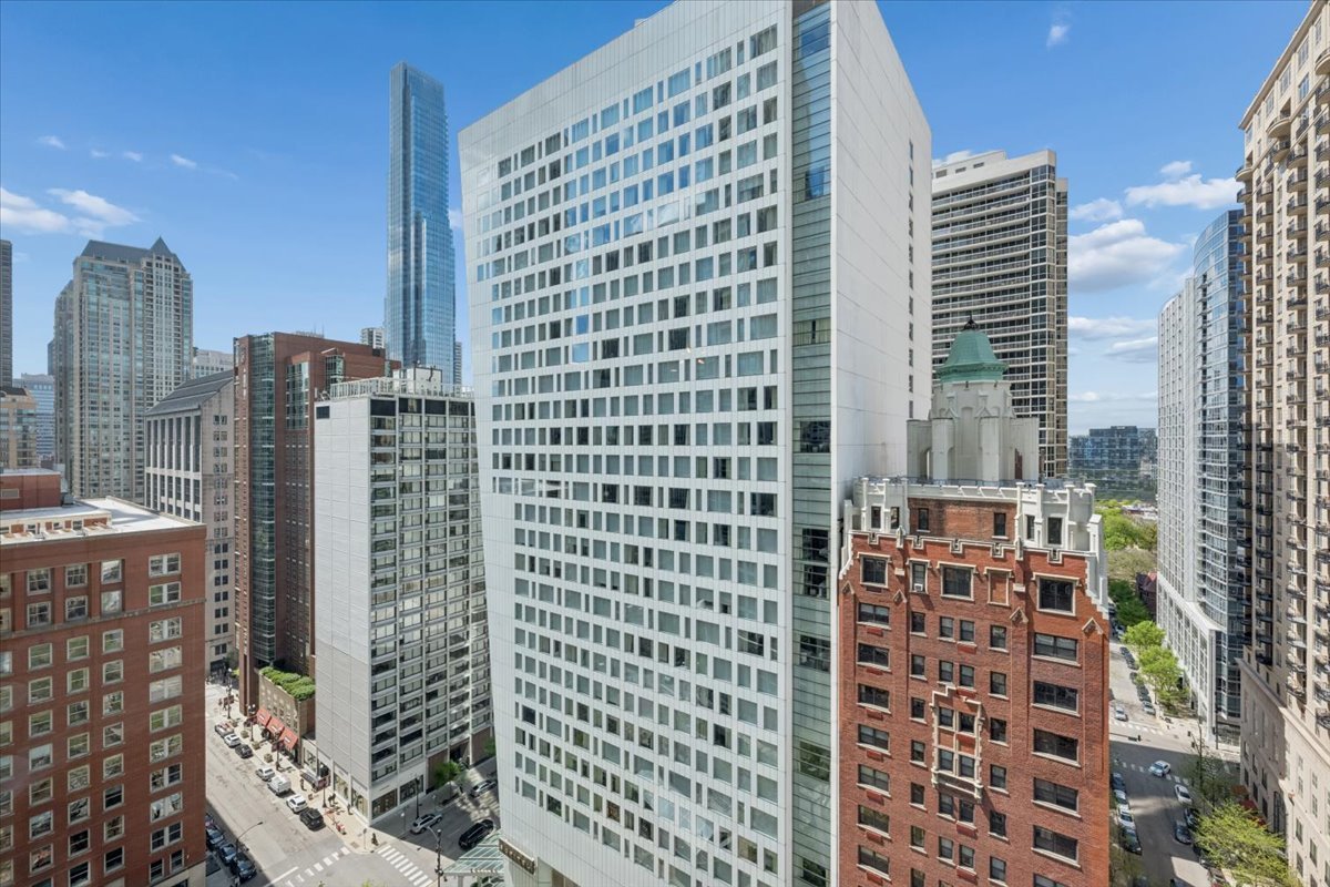 57 East Delaware Place, Unit 1805 Chicago, IL 60611 - Photo 12 of 13