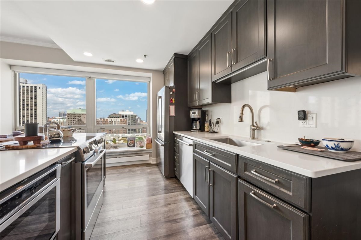 57 East Delaware Place, Unit 1805 Chicago, IL 60611 - Photo 2 of 13