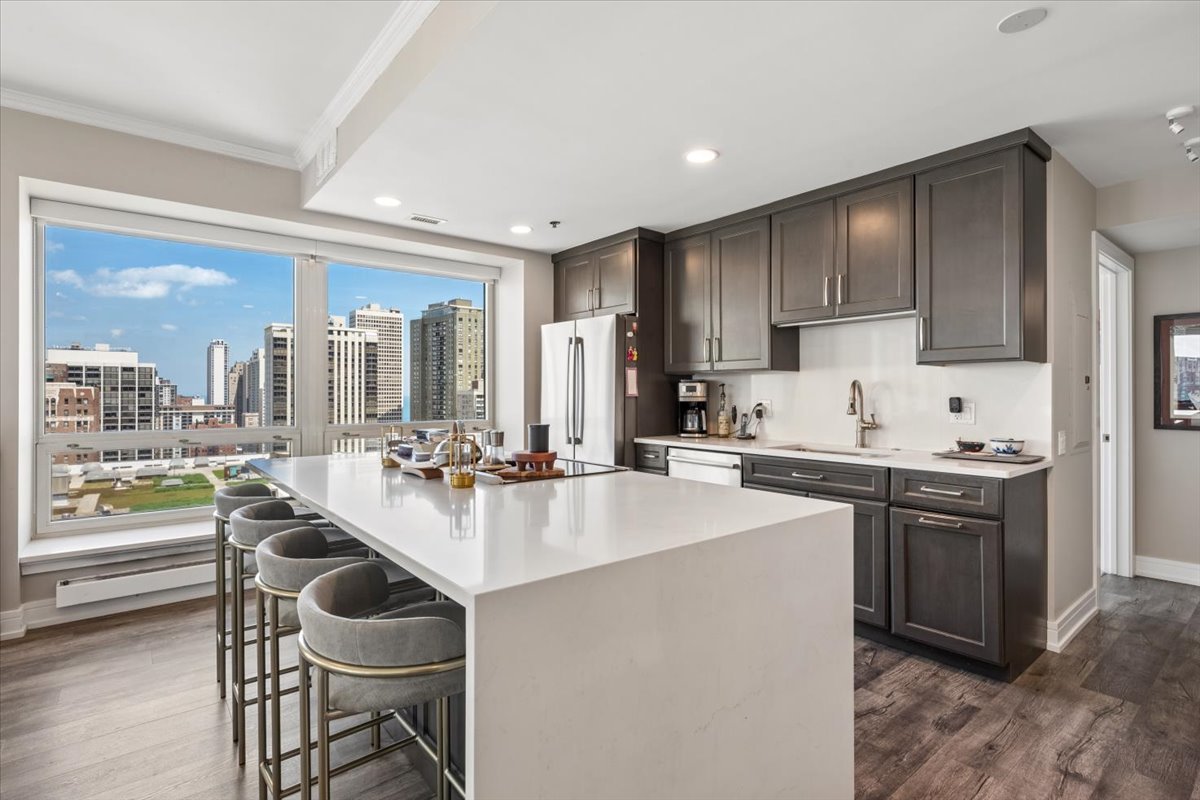 57 East Delaware Place, Unit 1805 Chicago, IL 60611 - Photo 3 of 13