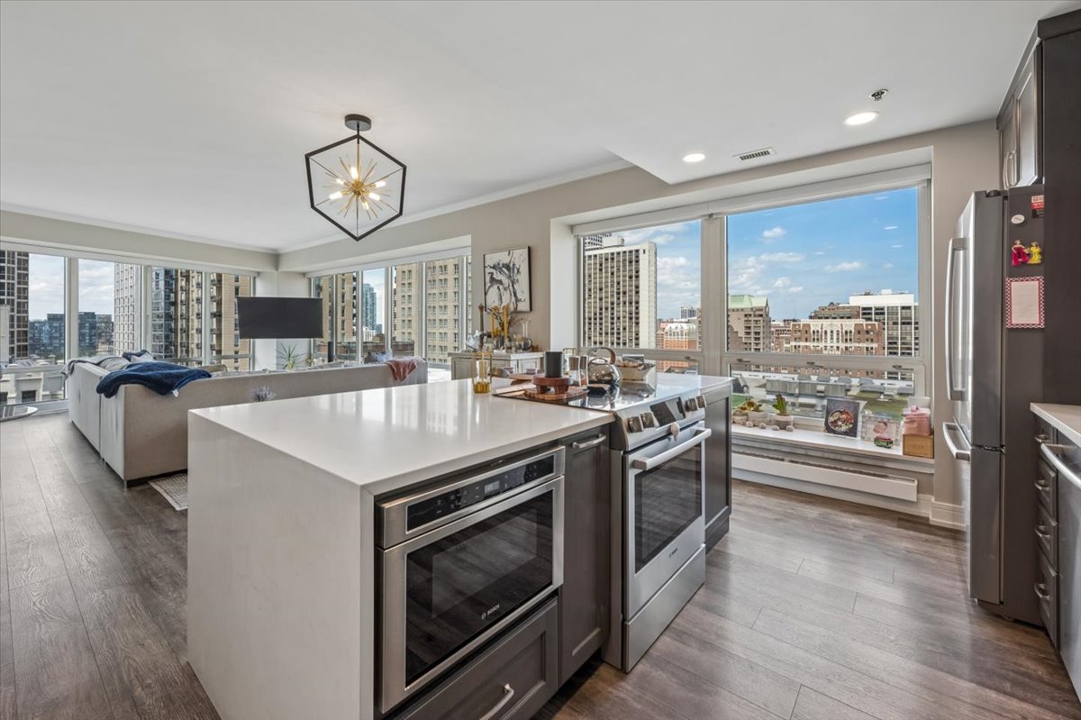 57 East Delaware Place, Unit 1805 Chicago, IL 60611 - Photo 4 of 13