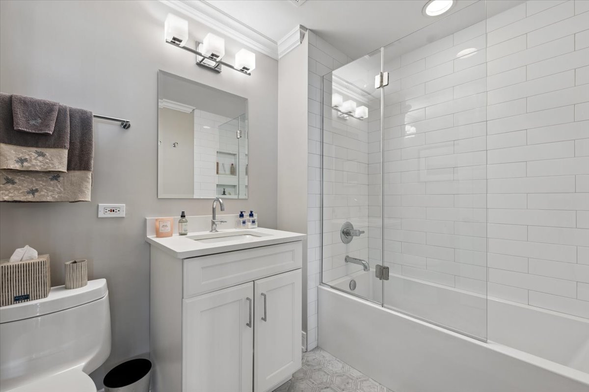 57 East Delaware Place, Unit 1805 Chicago, IL 60611 - Photo 10 of 13