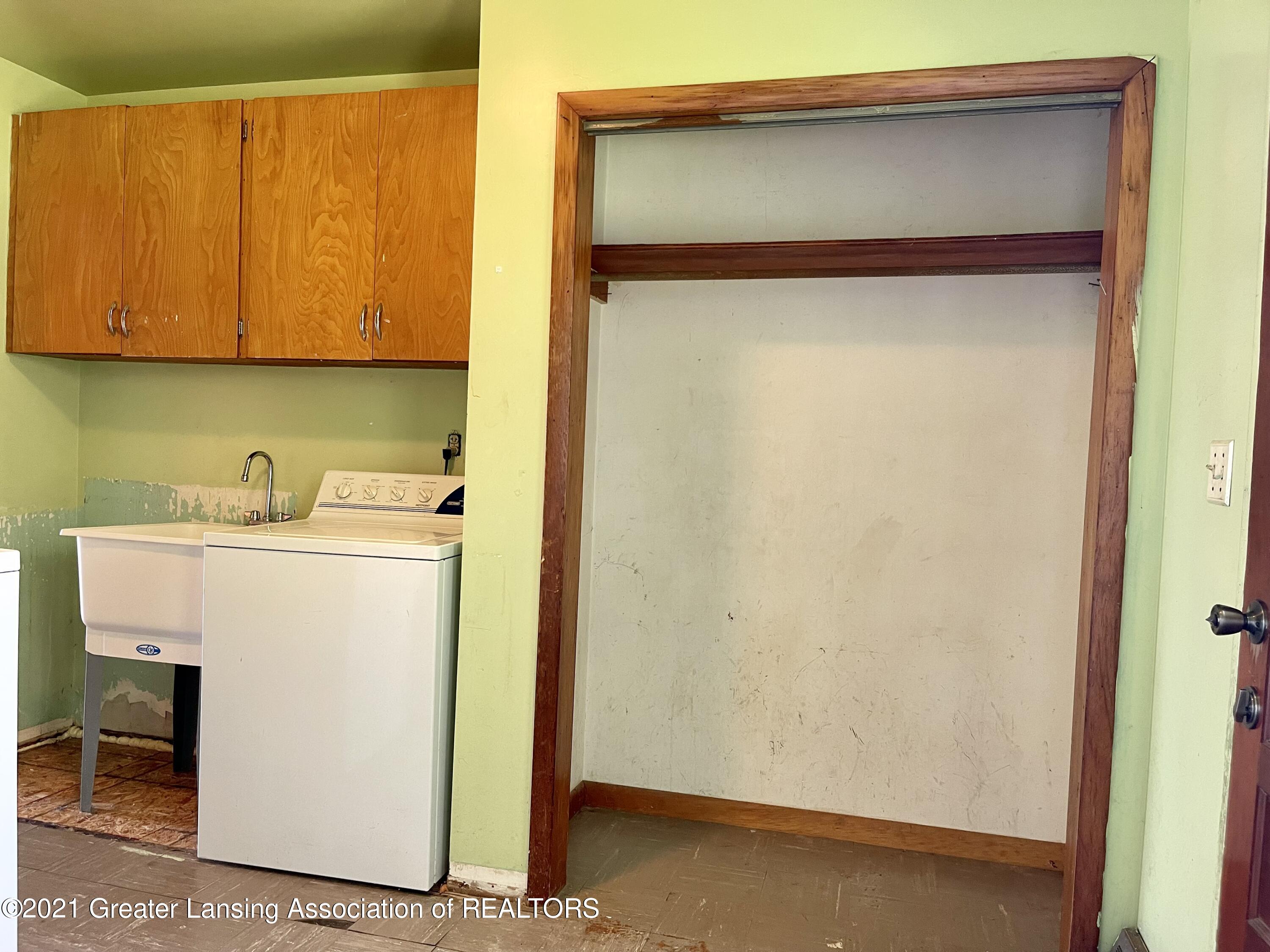 3288 South Dewitt Road St. Johns, MI 48879 - Photo 33 of 42 Laundry