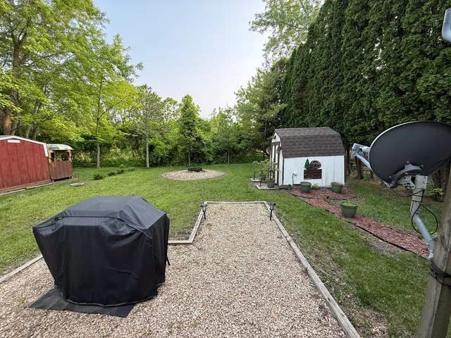 a view of a backyard