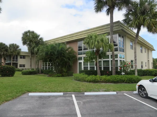 $147,000 | 37 Vista Gdns Trail, Unit 201, Vero Beach, FL 32962