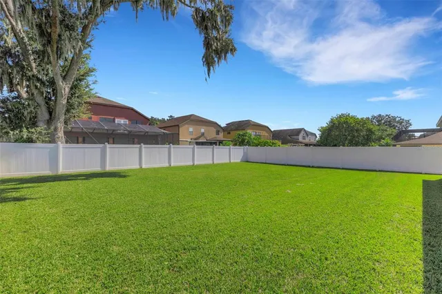 a view of a backyard